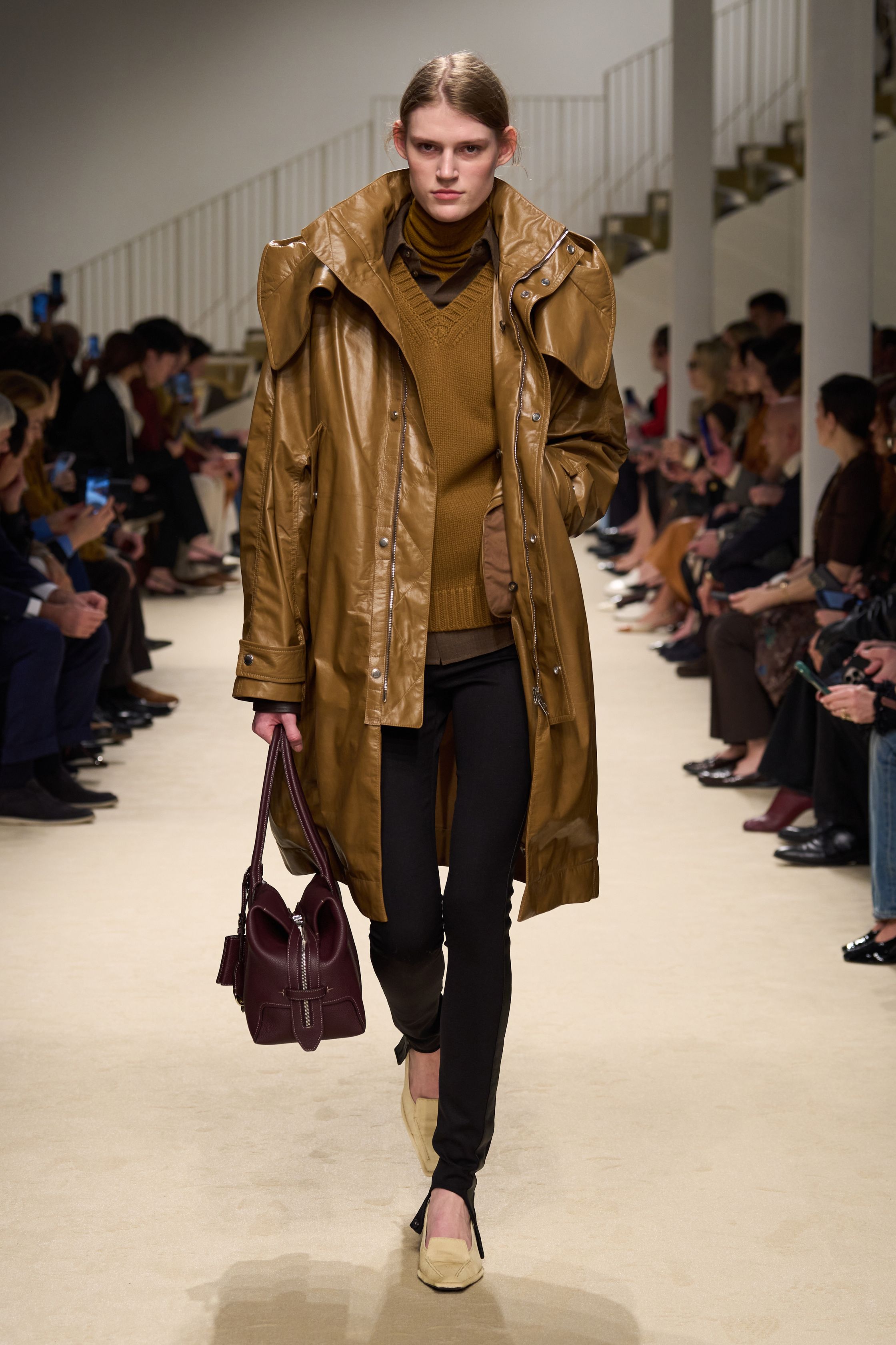 Tod’s以黄皮革与深棕麂皮强化意式高级休闲，廓形外套成为核心造型支点,黄皮革为视觉焦点色；意式功能外套增强通勤市场；皮革+针织叠搭提升实穿度-顽石频道趋势研究